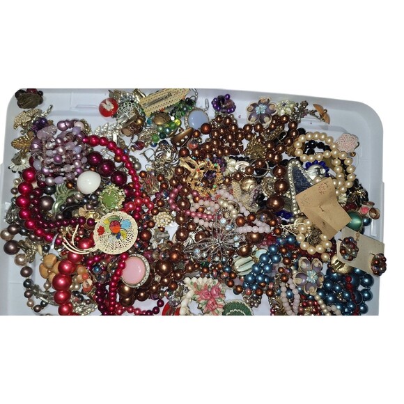 VTG 7lbs Costume Jewelry Lot – Faux Pearls Necklaces, Bracelets & Earrings - Picture 6 of 16